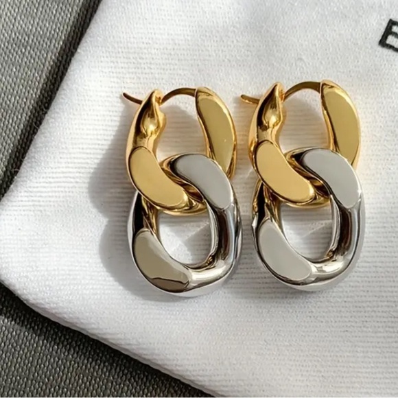 Jewelry - Elegant Luxurious golden chain earrings